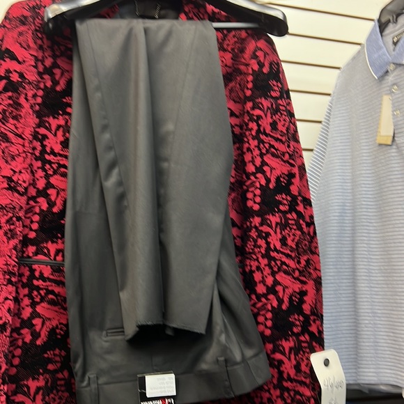 I’m selling a velvet suit complete with pans. - Picture 3 of 4